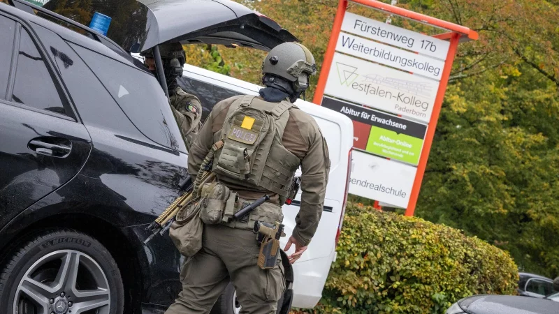 Auch einige Spezialeinsatzkräfte waren am Mittwoch auf dem Gelände des Paderborner Westfalen-Kollegs im Einsatz. - © Niklas Tüns