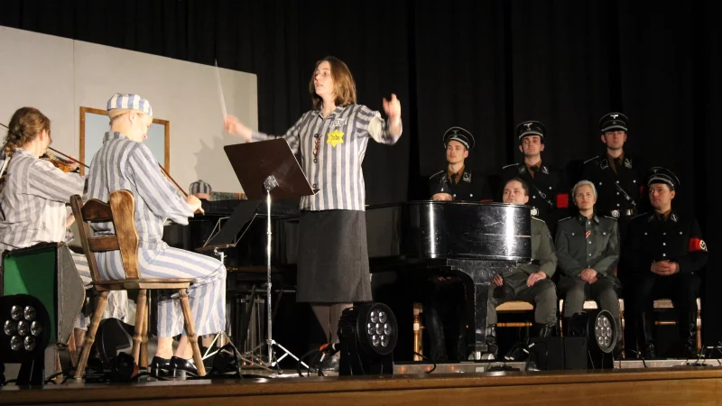 Das M&auml;dchenorchester muss f&uuml;r die SS-Leute musizieren. - &copy; Kyrill von Matuschka