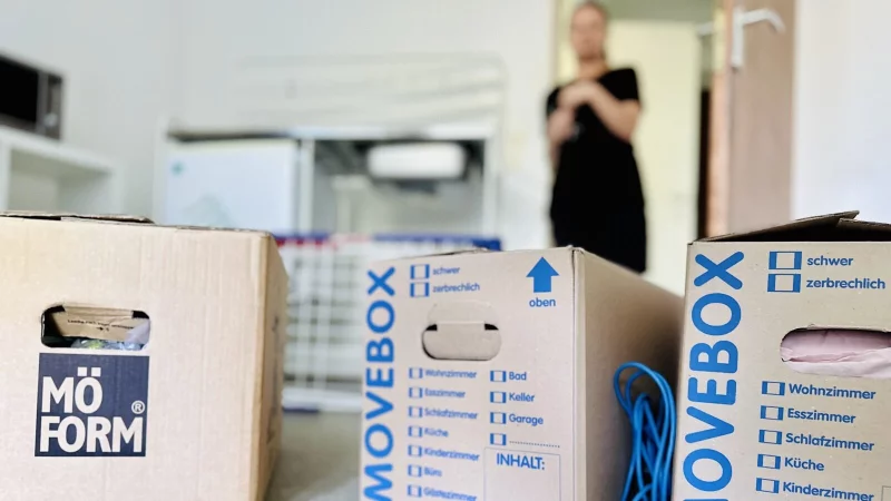 Die gepackten Kartons von Annette Wasser warten auf den hausinternen Umzug im Personalwohnheim "Weitblick" - und das schon eine ganze Weile. - &copy; Stefan Becker