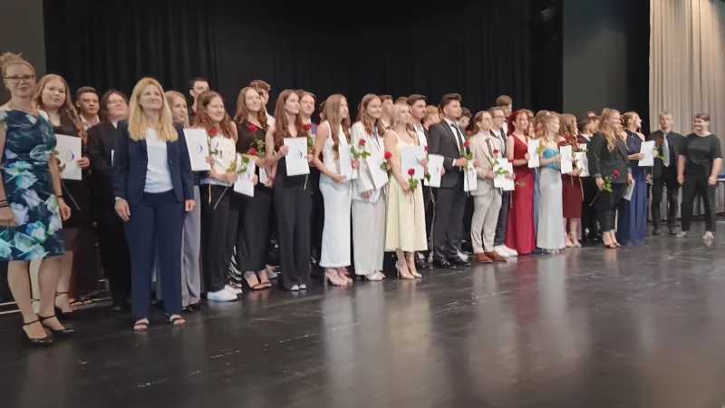 Die Abiturienten des Horner Gymnasiums wurden im Kurtheater feierlich verabschiedet. - © Katja Heine