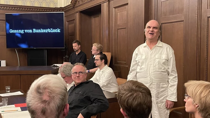 Die f&uuml;nf Angeklagten im Auschwitzprozess Boger, Capesius, Stark, Kaduk und Mulka, tragen wei&szlig;e Anz&uuml;ge. Im schwarzen Anzug ihr Anwalt. - &copy; Silke Buhrmester