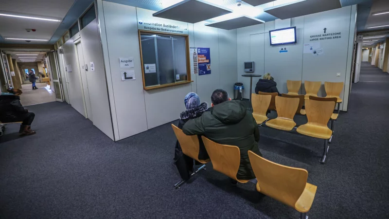 Kundinnnen und Kunden der Bielefelder Ausl&auml;nderbeh&ouml;rde m&uuml;ssen teils lange auf einen Termin warten. Jetzt wird gegen Beh&ouml;rdenmitarbeiter wegen Korruption ermittelt. - &copy; Sarah Jonek