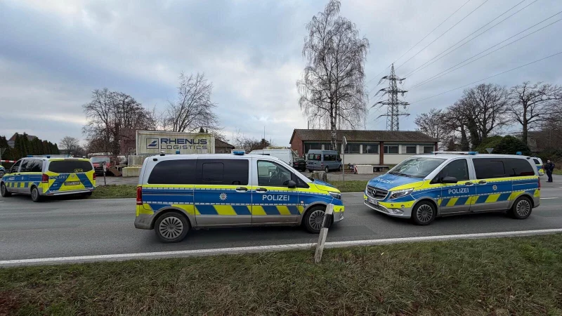 Die Polizei ist zu einem Gro&szlig;einsatz in Verl ausger&uuml;ckt. Dort hat es einen Angriff mit K&ouml;rperverletzung gegeben. Eine Mordkommission ermittelt. - &copy; Roland Th&ouml;ring