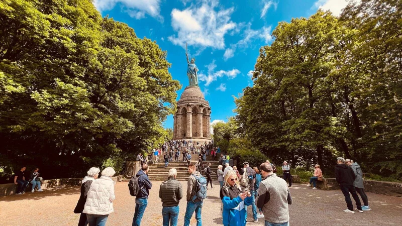 Viel los am Hermann - hier pilgern Arminia-Fans zum Denkmal. Im kommenden Jahr sollen alle Wege und der Parkplatz neu gemacht werden. - &copy; Archivbild: Dirk-Ulrich Br&uuml;ggemann
