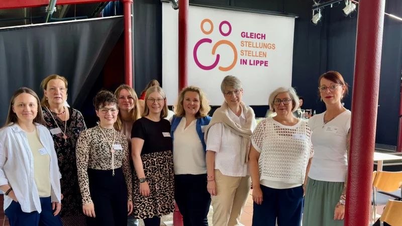 Die Gleichstellungsbeauftragten im Kreis Lippe machen gemeinsame Sache - und haben ein neues Logo entwickelt (von links): Darja Klassen (Stadt Detmold), Grita Behrens (Gemeinde Leopoldshöhe), Lena Schneider (Stadt Detmold), Chiara Wolter (Stadt Lage), Linda Szymanski (Gemeinde Augustdorf), Nicole Krüger (Kreis Lippe), Christiane Osterhage (Alte Hansestadt Lemgo), Katrin Winter (Stadt Lage), Sybille Lüdecke (Stadt Bad Salzuflen). - © Bildrechte: Nicole Krüger