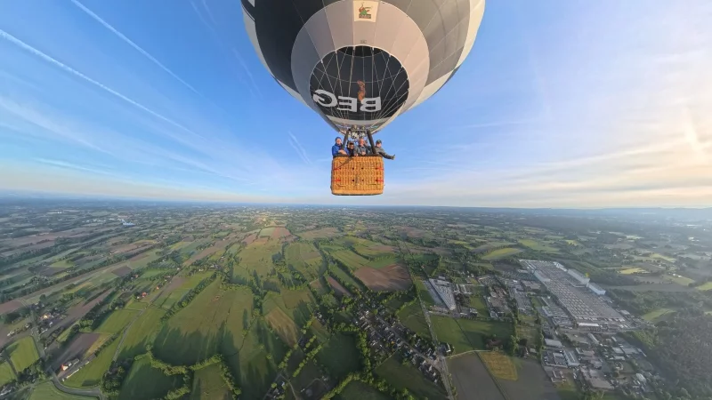 Ein spektakulärer Anblick. Doch nicht eine Drohne hat dieses Superbild geschossen, sondern eine Hightech-Kamera an einem Teleskop-Stab. Beim Fotografieren wird der Stab aus dem Bild entfernt. - © André Becker