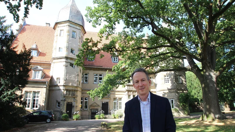 Internationaler Experte f&uuml;r Glaskunst: Dr. Dedo von Kerssenbrock-Krosigk hat seinen Job als Leiter der Glaskunstsammlung im D&uuml;sseldorfer Kunstpalast aufgegeben, um auf sein Schloss in Barntrup zu ziehen. - &copy; Jens Rademacher