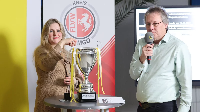 Alexandra Schmidt-Kabatas von der LZ zieht die Lose. Daneben: Bernhard Brandt vom FuL-Kreis Lemgo. - © Paul Cohen