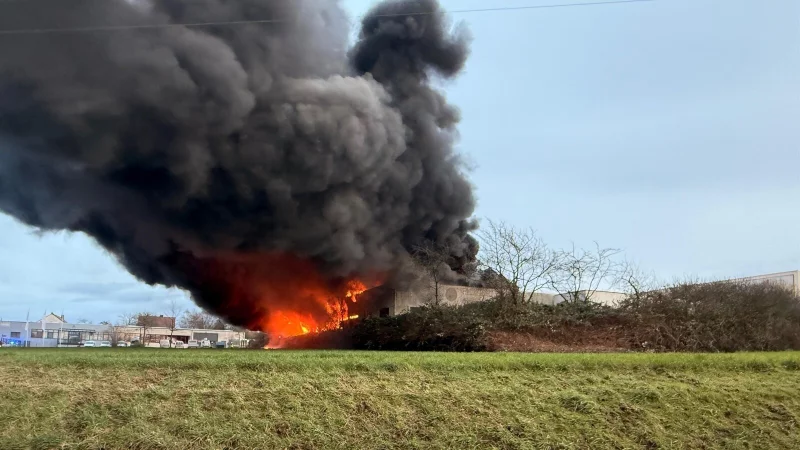 Flammen schlagen Ende November aus dem Dach des betroffenen Gebäudes in Bielefeld-Altenhagen. - © Paul Brinkmann