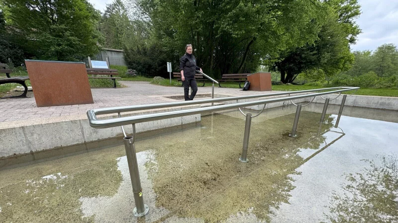 Maike Schnabel am Kneipp-Tretbecken im Landschaftsgarten. - © Sven Kienscherf