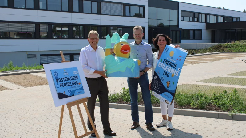 J&ouml;rg Karlikowski (von links, Gesch&auml;ftsf&uuml;hrer Stadtwerke Detmold), Andreas Schlichting (Technischer Leiter Stadtwerke) und Eva-Susanne Ellminger (Pressesprecherin Stadtwerke) vor dem neuen Geb&auml;ude. - &copy; Kyrill von Matuschka