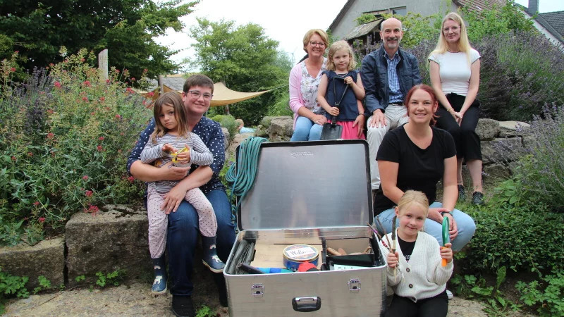 F&ouml;rdervereinsvorsitzende Susanne Albert mit Tochter Lena (von links), Einrichtungsleiterin Susanne Hitch mit Hermine, Dietrich Beverborg und Nora Rieger von der "Windkraft Bromberg GmbH & Co. KG" sowie Erzieherin Janine Sch&auml;fer mit Mira (beide vorne). - &copy; Nadine Uphoff