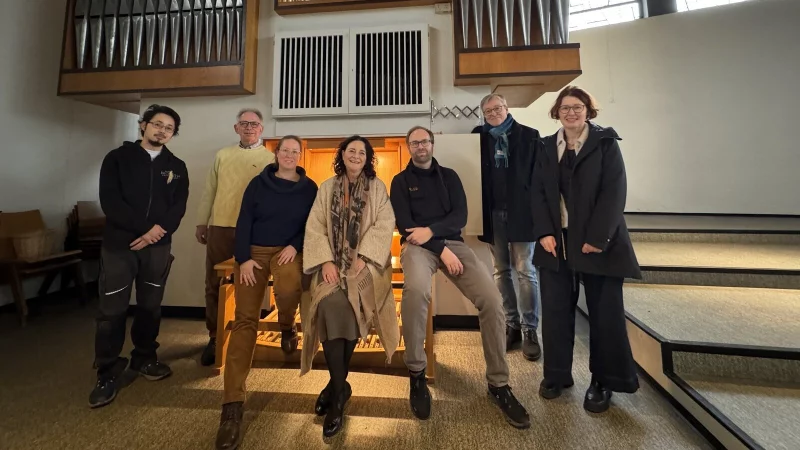 Freuen sich über die renovierte Orgel: Hirosuke Toshikura (von links, Azubi Firma Beckerath), Burkhard Geweke (Orgelsachverständiger), Stefanie Schwarz (Kantorin), Steffie Langenau (Pfarrerin), Axel Birnbaum (Orgelbauer Firma Beckerath), Johannes Tiemann (Kirchenvorstand), Manuela Buchholz (Untere Denkmalbehörde). - © Sven Kienscherf