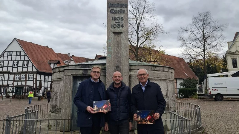 Lions-Pr&auml;sident Martin Micheely (von links), Kalenderteam-Leiter Tobias H&uuml;bner und Vize-Pr&auml;sident Willi Terschluse mit dem neuen Kalender. - &copy; Lions Club Bad Salzuflen