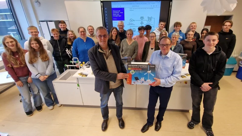 Projektmanager Wolfram Kneist (vorne Mitte) &uuml;bergibt eines der Experimentiersets an Dr. Eike Stiller (vorne links), Leiter der Jacobischule Kalletal. Mit dabei sind Lehrerin Lena De-Kossonou (Siebte von links), B&uuml;rgermeister Mario Hecker (Achter von links), Elisa Goldmann von der FHM (Zehnte von links) sowie die SchuIleiterinnen Irina M&uuml;ller (Zw&ouml;lfte von links), Kirsten Pielsticker (Elfte von rechts) und Sabine Arning (Siebte von rechts). - &copy; Nadine Uphoff