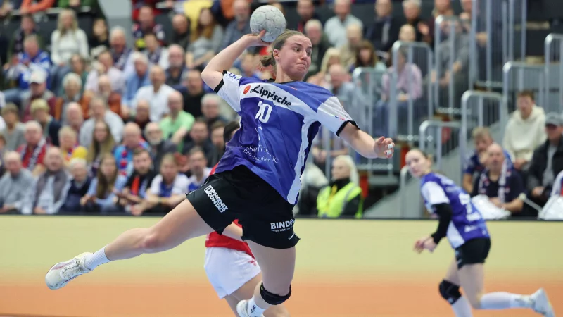 Blombergs Maxi Mühlner kann frei vom Kreis einnetzen. Im Hintergrund: Nieke Kühne. - © Paul Cohen