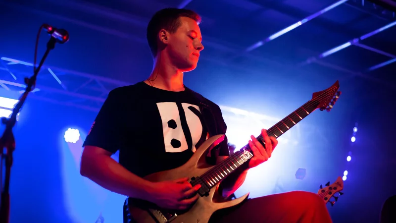 Jan-Philip Morgenstern spielt leidenschaftlich gerne E-Gitarre. - © Jan-Philip Morgenstern