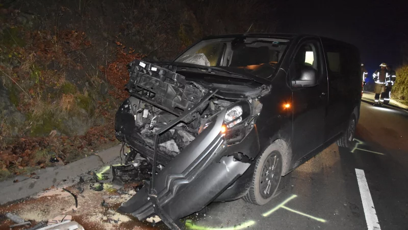 Auf der Hornschen Straße (L 616) zwischen Horn und Vinsebeck sind am Freitagabend zwei Autos zusammengestoßen, darunter ein Citroën Space Tourer. Der Fahrer wurde schwer verletzt. - © Jörn Fries