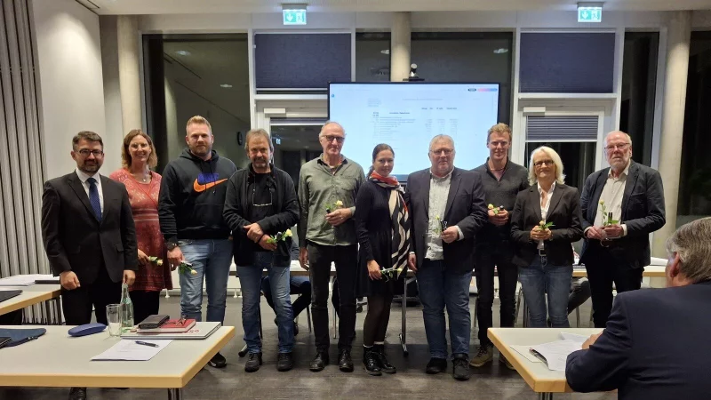Bürgermeister Christian Sauter (von links) verabschiedet Nadine Hellmuth (UWE), Kevin Zysk, Wolfgang Zysk (beide fraktionslos), Carsten Thomas (Grüne), Anna-Lena Pockrandt (FDP), Carsten Schwartzkopff, Manuel Büchter, Katrin Vollmer (beide CDU) und Karl-Heinz Sievert (SPD). - © Gemeinde Extertal
