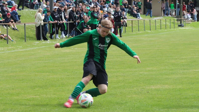 Finn Niederkrome von der SG Belle-Cappel-Leopoldstal bringt den Ball vors Tor. Die SG stellt derzeit die erfolgreichste lippische Mannschaft in der Bezirksliga-Staffel 3. - © Sebastian Lucas