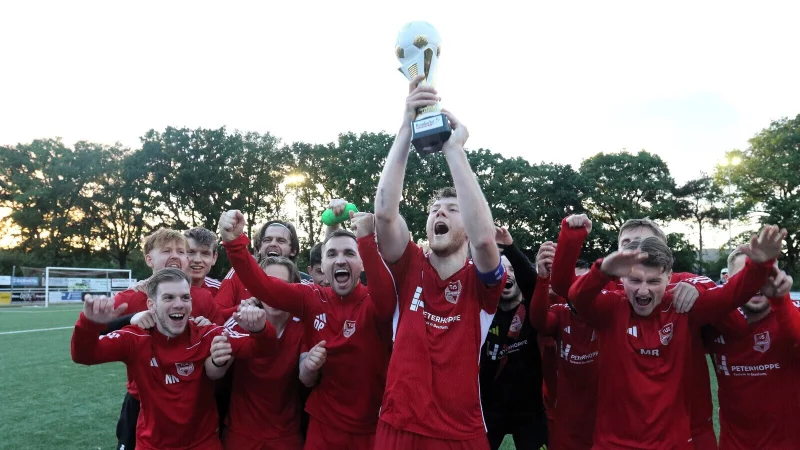 So haben die Fu&szlig;baller des TuS Lipperreihe vor drei Wochen &uuml;ber ihren Kreispokalsieg gejubelt. - &copy; Oliver K&ouml;nig