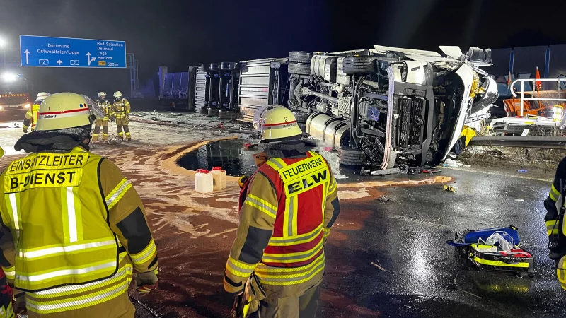 Der vollbeladene Laster liegt auf der Mittelleitplanke der A2 zwischen der Auffahrt Herford/Bad Salzuflen und dem Parkplatz Herford/S&uuml;d. Die Feuerwehr Bad Salzuflen hat Mithilfe von Bindemittel die auslaufenden Betriebsstoffe abgestreut. Foto: Daniel Hobein / Feuerwehr Bad Salzuflen - &copy; Daniel Hobein / Feuerwehr Bad Salzuflen