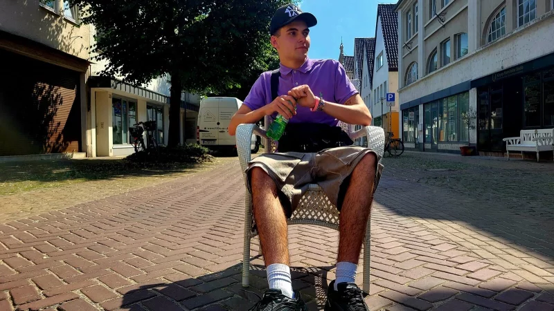 In der Breiten Straße zuhause: Rapper Linus57 trägt die Postleitzahl von Lemgo mit im Namen - will aber trotzdem nach Berlin. - © Vasco Stemmer