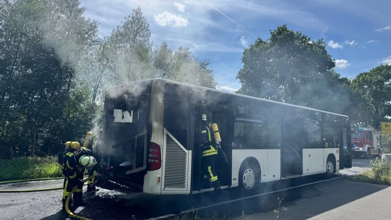 Die Feuerwehr l&ouml;scht den brennenden Bus. - &copy; Feuerwehr Lemgo