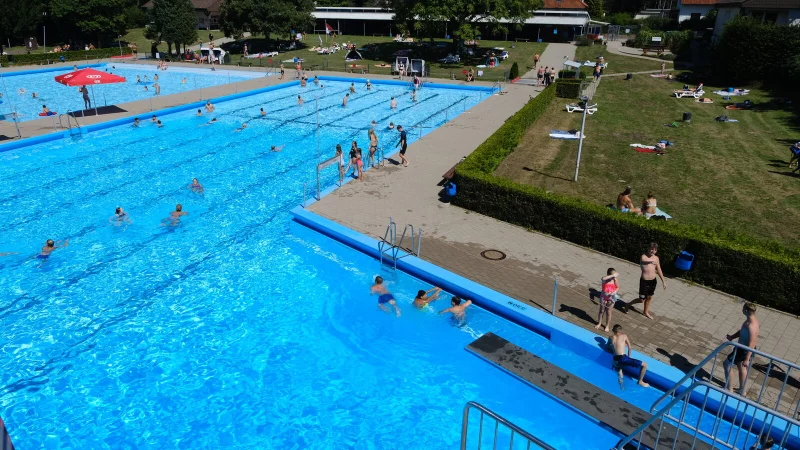 Die Deutsche Gesellschaft für das Badewesen hat jüngst ein neues Modell für die Badeaufsicht in Freibädern vorgestellt. Detmold hat die neue Regelung am Beckenrand bereits getestet. - © Archivfoto: Sven Koch