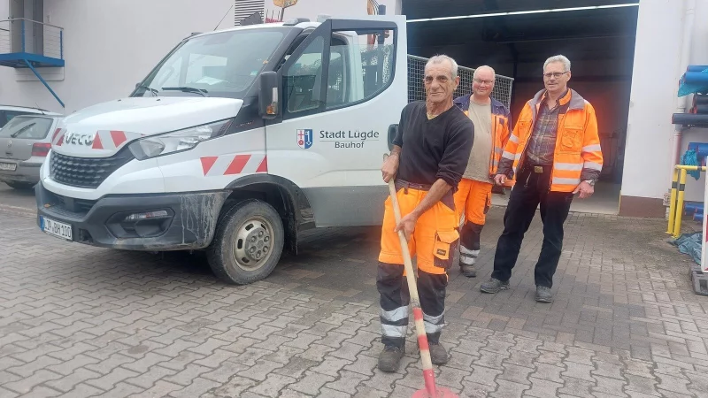 Esalettin Dirik (vorne) arbeitet seit 2019 auf dem Bauhof in L&uuml;gde. Bauhofleiter Uwe Rinsche (rechts) und Mitarbeiter Stefan Sch&uuml;ttemeyer sch&auml;tzen die Arbeit des 59-J&auml;hrigen sehr. - &copy; Michaela Wei&szlig;e