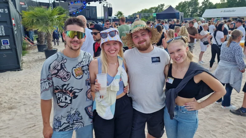 Marlin Lubbers (von links), Lynn Grote, Sedrick Richter und Lina Burre feiern gemeinsam auf dem "Lippe Open Air". - &copy; Nadine Uphoff