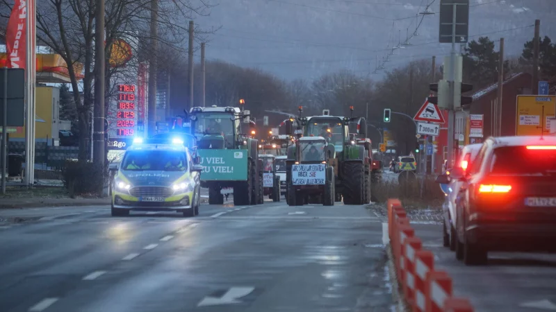 Der Großteil der protestierenden Bauern fuhr am 8. Januar 2024 über die Mindener Straße vorm Werre-Park entlang. Eine kleine Gruppe bog aber auf die Autobahn ab. - © Jörg Stuke