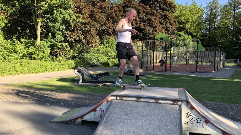 Die kleine Erhöhung vorne am Element erschwert Laurin Henze das Tricksen und das Aufnehmen von Geschwindigkeit. - © Chiara Wibbeke