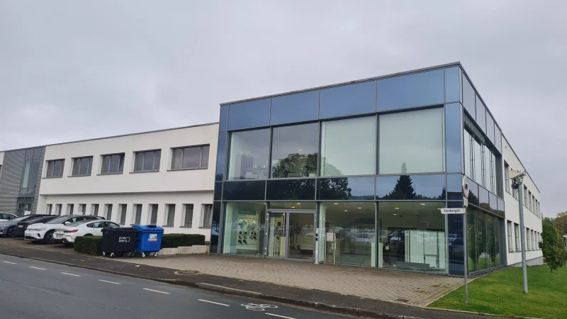 Die Belegschaft am Standort Schieder der Phoenix-Contact-Tochter E-Mobility wird noch einmal schrumpfen: 180 weitere Arbeitsstellen sollen gestrichen werden. - © Marianne Schwarzer