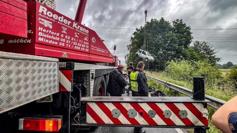 Ende Mai war eine Autofahrerin mit ihrem Nissan im Ortsteil Stedefreund in die Aa gefahren. Ein Mann aus Löhne befreite sie. War die Frau kurz zuvor möglicherweise am Steuer eingenickt? - © Daniel Salmon