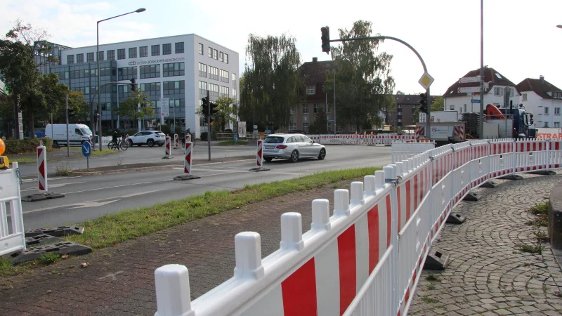 An der Ecke von Elisabeth- und Heidenoldendorfer Stra&szlig;e wird ein Kreisel gebaut. Die Einfahrt in den Braunenbrucher Weg ist gesperrt. - &copy; Jana Beckmann