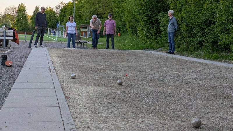 Sportlern des TSV Kirchheide testen die neuen Boulebahnen. - © TSV Kirchheide