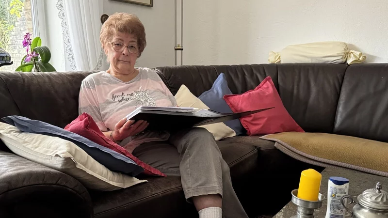 Gisela Clapier-Effnert (86) l&auml;sst sich nicht &uuml;bers Ohr hauen. Sie heftet alle Vertr&auml;ge ab. - &copy; Sven Kienscherf