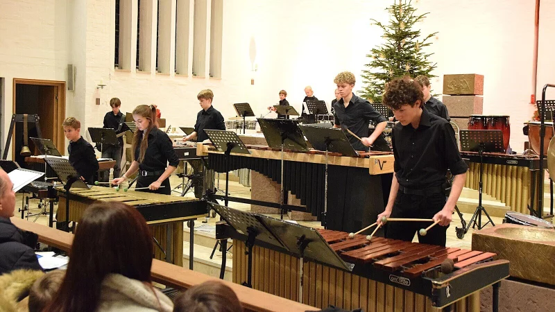 Im noch weihnachtlich beleuchteten Gotteshaus hat das Bielefelder Percussionensemble ein Instrumentarium aufgebaut. - &copy; Karin Prignitz
