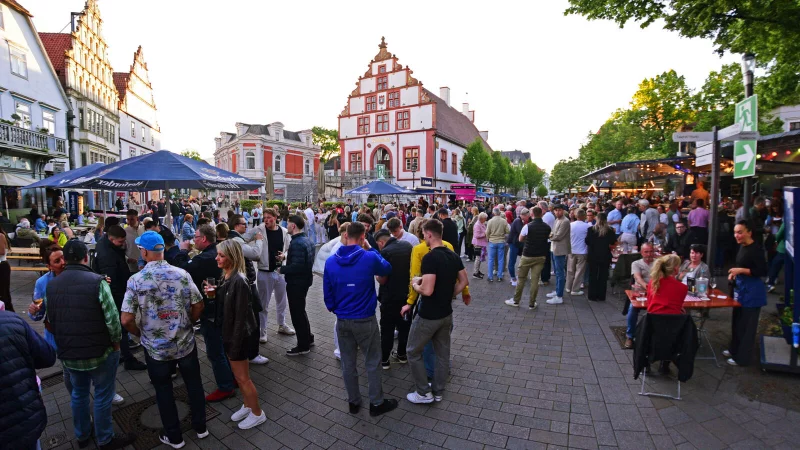 Hunderte Menschen feierten am Wochenende vor dem historischen Rathaus. - © Nicole Ellerbrake