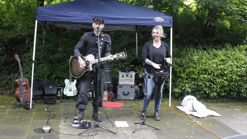 Der Sänger Ian Leding bediente mit seiner tiefen Stimme den Sound des Darkwave. Unterstützt wurde er dabei von seiner Partnerin Annie Rose am Djembe. - © Juliana Szabo