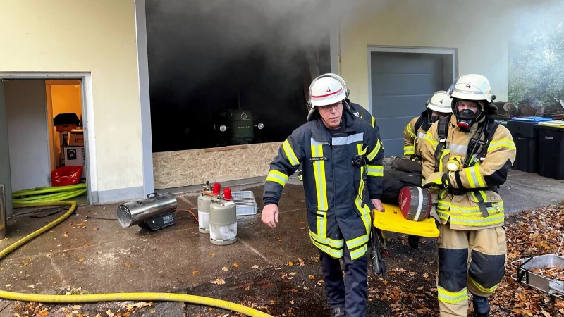 Die Löschgruppe Wüsten rettet mit vereinten Kräften eine Puppe aus einer verrauchten Scheune in Lockhausen. Das war eine von drei Übungen, die alle ehrenamtlichen Einheiten der Feuerwehr Bad Salzuflen zu absolvieren hatten. - © Foto: Daniel Hobein / Feuerwehr Bad Salzuflen