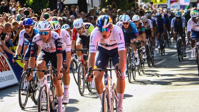 Zum Sprint-Finale in der Herforder City s&auml;umten Tausende Schaulustige die Stra&szlig;enr&auml;nder der Freiheit. - &copy; Daniel Salmon
