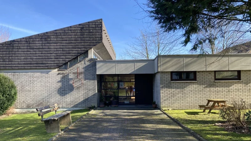Das fr&uuml;here Kirchengeb&auml;ude geh&ouml;rt jetzt der koptisch-orthodoxen Kirchengemeinde im Kloster der Heiligen Jungfrau Maria und des Heiligen Mauritius e.V. in H&ouml;xter-Brenkhausen. - &copy; Cordula Gr&ouml;ne