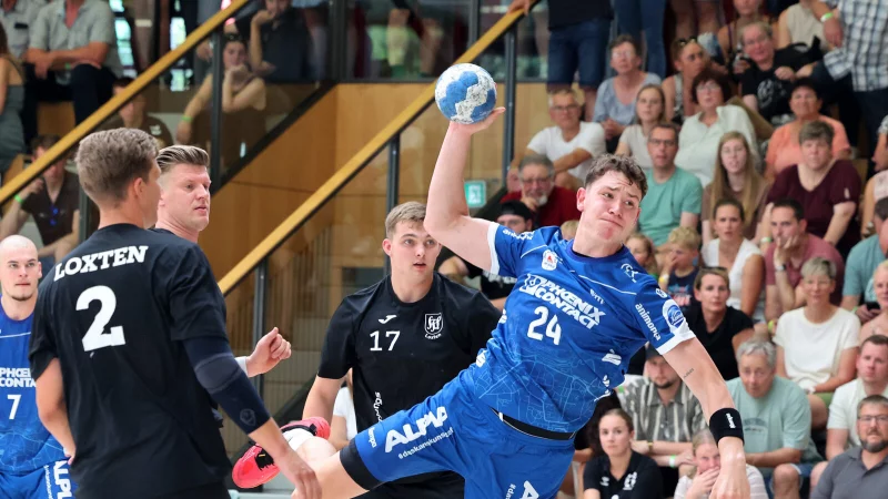 Lemgos Neuzugang Joel Willecke lässt seinen Gegenspielern Casper Brockmeyer (hinten rechts) und Tim Weischer (Nummer 2) das Nachsehen. - © Paul Cohen