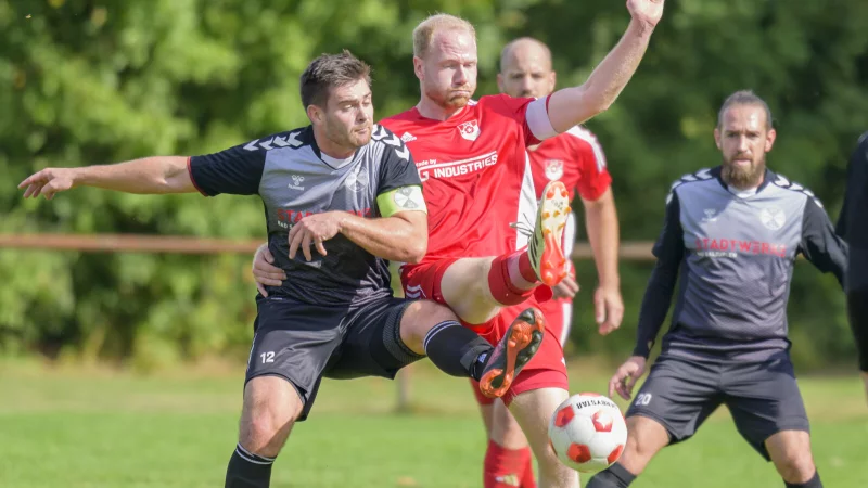 Beide Kapit&auml;ne gehen in dieser Szene mit vollem Einsatz in den Ball. Tobias Hentschel (rechts) vom TUS Bexterhagen und sein Kapit&auml;nskollege Till Me&szlig;mann vom SV Werl-Aspe k&auml;mpfen choreografisch nahezu perfekt um den Ball. - &copy; Egon Penner