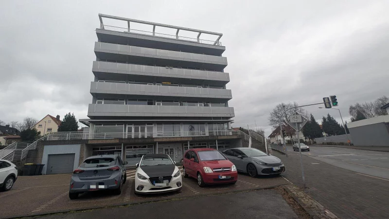 Das Mehrparteienhaus am Dreierkrugplatz: Vermieter und Verwaltung sind nicht zu erreichen, die Heizung blieb auch &uuml;ber die Feiertage kalt und es gibt kein warmes Wasser. - &copy; Annika Langhagel