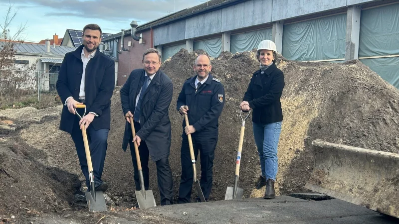Offizieller Spatenstich f&uuml;r den An- und Umbau des Feuerwehrger&auml;tehauses mit (von links) Mats Uffe Schubert, Vorsitzender des zust&auml;ndigen Ausschusses f&uuml;r &ouml;ffentliche Einrichtungen; B&uuml;rgermeister Dr. Andreas Wulf; Andreas Jakoby, Leiter der Feuerwehr, und Architektin Lilyana Bozhanora. - &copy; Cordula Gr&ouml;ne