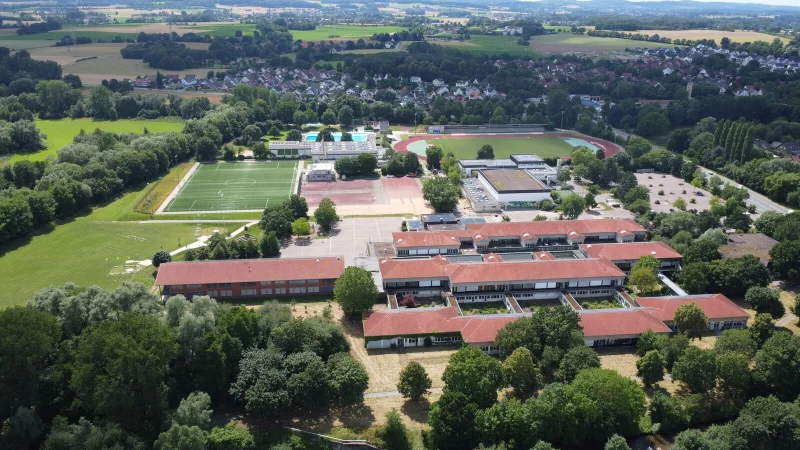 Am Schulzentrum Werreanger stehen unter anderem noch die Neugestaltung des Parkplatzes und einige energetische Maßnahmen auf der To-do-Liste. - © Nicole Ellerbrake