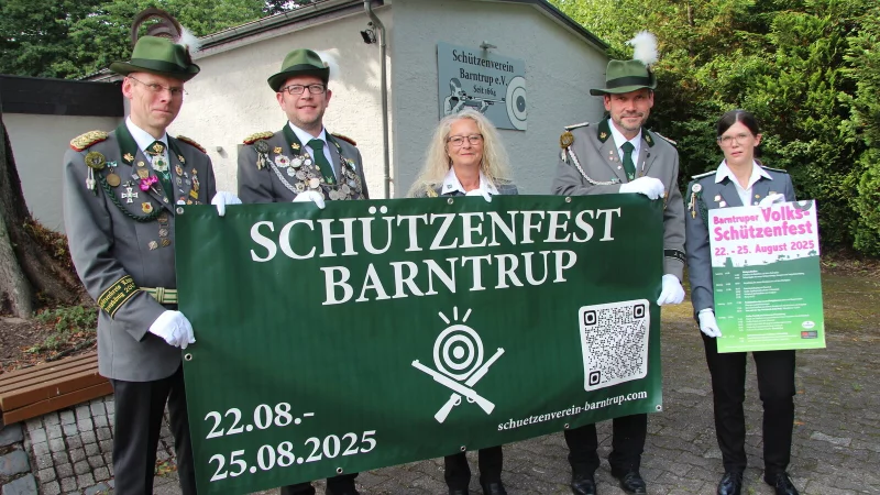 Die Sch&uuml;tzen Matthias Drewes (Oberst, von links), Mark Alisch (stellvertretender Oberst und Noch-K&ouml;nig), Vanessa Freischl&auml;ger (Vorsitzende), Christian Drewes (stellvertretender Vorsitzender) und Carolin Maruhn (Kassiererin) freuen sich auf das kommende Sch&uuml;tzenfest. - &copy; Nadine Uphoff